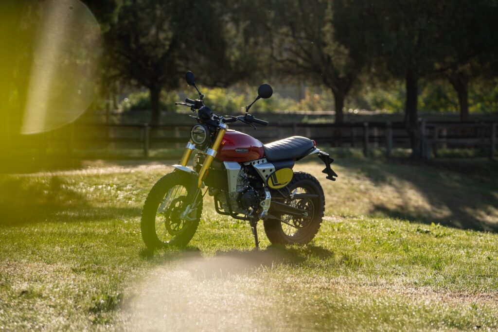 Caballero 125 Scrambler 2024 ambient (9)