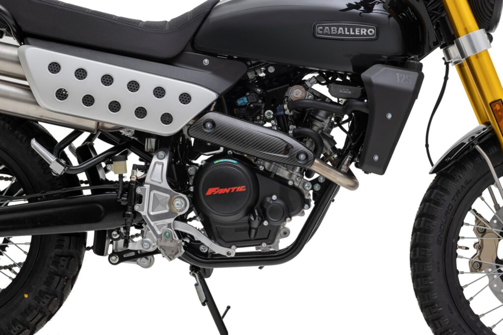 Caballero 125 Scrambler MY25 black (8)