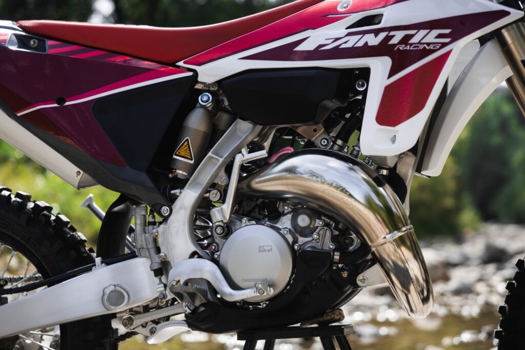 XE 125 2025 ambient (4)